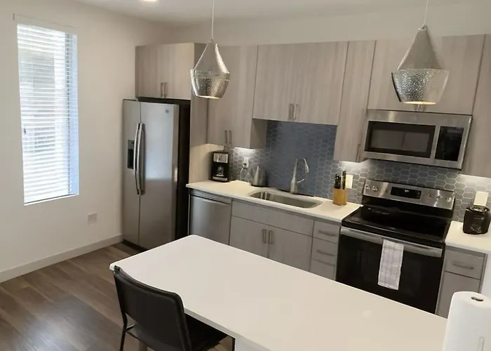 Boulevard Modern Roosevelt 1br Pool & Gym Access